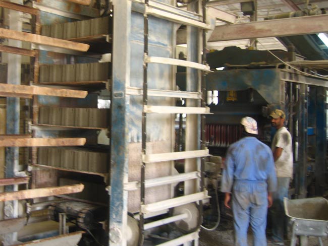 卡(kǎ)塔爾磚機自動(dong)線客戶