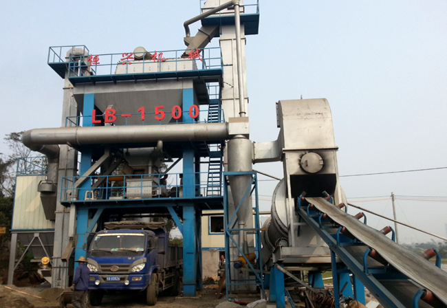 海南LB-1500瀝青(qing)混凝土攪拌站設(she)備現場