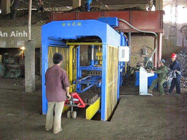 越南礦粉靜壓(ya)機客戶