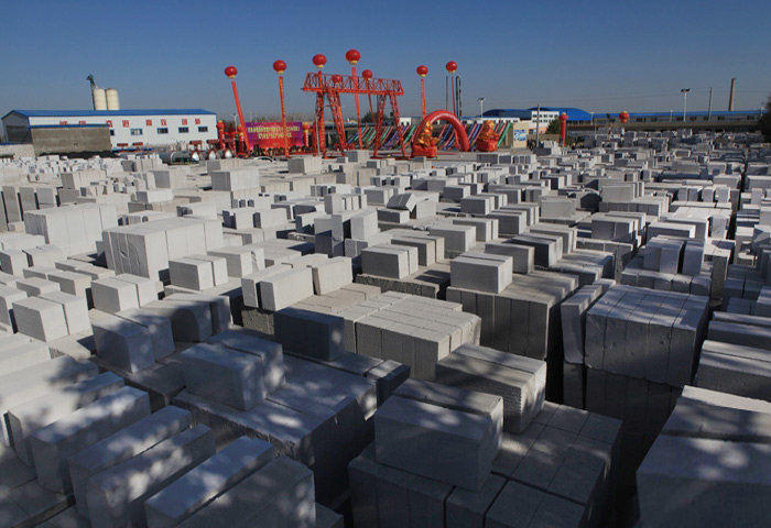 水泥磚機(jī)上成品磚的吹掃(sǎo)和養護裝置改良(liáng)後可提高磚質量(liàng)